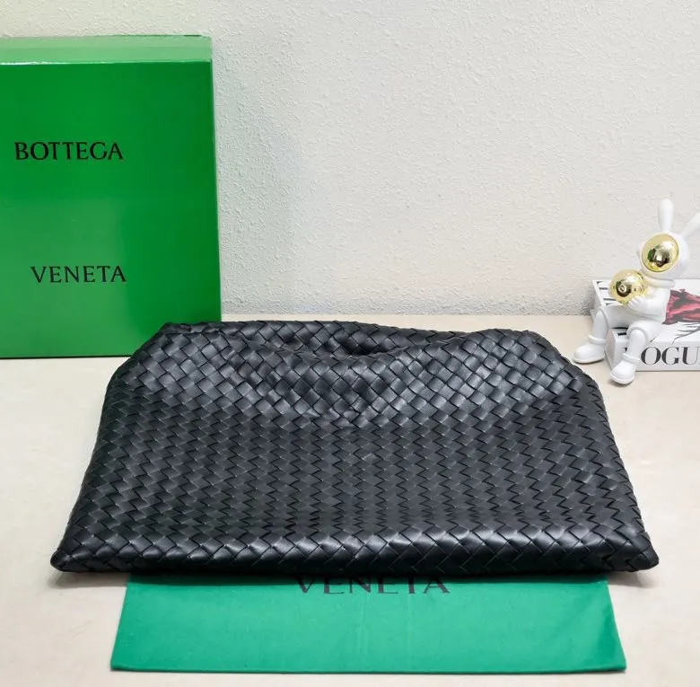 Batch 2160 #Bv New large HOP bag, the bag body and handles are made of a whole piece of woven leather. The bag body is soft and lazy. Hop symbolizes the praise of innovation and eternal craftsmanship [love]. The pyramid silhouette combines practicality and fashion. Modern and casual, the bag mouth is double-sided closed design, more convenient and safe! The cowhide texture also makes the bag more wear-resistant and durable. A must-have for fashionable ladies who like minimalism yet comfortable and casual! Size: 54x24x13, Model: 3970#